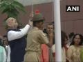 ध्वजारोहण करताना अमित शहांकडून पडला 'तिरंगा', काँग्रेस बोलली हे काय देश सांभाळणार ?   - Marathi News | Amit Shah 'Tricolor' down while hoisting the flag, congress commentary | Latest national News at Lokmat.com