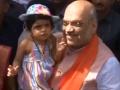 ...अन् अमित शहा नातीपुढे हरले; भाजपाच्या टोपीने केली आजोबांची फजिती - Marathi News | Lok Sabha Eleation 2019 Amit Shah tries to make granddaughter wear BJP hat | Latest national News at Lokmat.com