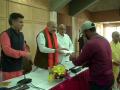 दहशतवाद्यांकडून मारल्या गेलेल्या भाजपा कार्यकर्त्यांच्या कुटुंबांना अमित शहांकडून धनादेशांचं वाटप - Marathi News | Amit Shah distributes cheques to families of BJP workers killed by terrorists | Latest national Videos at Lokmat.com