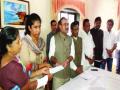 अमरनाथ पीडितांना धनादेश, आणखी मदत देणार - Marathi News |  Check Amarnath to victims, further help | Latest vasai-virar News at Lokmat.com