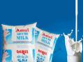 पहिल्याच दिवशी महागाईचा झटका! अमुल दुधाच्या दरात २ रुपयांची वाढ - Marathi News | amul hikes milk price in gujarat by rupees 2 per litre | Latest business News at Lokmat.com