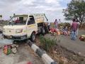 मजुरांना घेवून जाणाऱ्या मिनी ट्रकचा अपघात; एक ठार, १२ जखमी - Marathi News | An accident involving a mini truck carrying laborers; One killed, 12 injured | Latest buldhana News at Lokmat.com