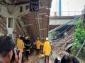 Andheri Bridge Collapse : अंधेरी रेल्वे स्टेशनजवळ पुलाचा भाग कोसळला, 2 जण जखमी - Marathi News | Andheri Bridge Collapse: Part of Gokhale Bridge collapse near Andheri Station, 2 people injured | Latest mumbai Videos at Lokmat.com