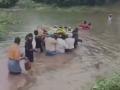 हाहाकार! आंध्र प्रदेशात पावसाचे थैमान; कंबरभर पाण्यातून निघाली अंत्ययात्रा - Marathi News | andhra pradesh family crossed canal to complete last rites of man amid heavy rain | Latest national News at Lokmat.com