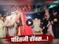 नवरी-नवरदेवाला त्रास देत होते मित्र, पंडित संतापला आणि केलं असं काही; बघून व्हाल अवाक्...! - Marathi News | VIDEO : Pandit gets angry when friends throws flower on bride groom watch video | Latest social-viral News at Lokmat.com