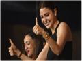 विराटला चिअर करताना दिसली अनुष्का शर्मा! - Marathi News | captain virat kohli and his wife anushka sharma photos gone viral on social media | Latest cricket Photos at Lokmat.com