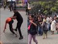 VIDEO: ४१ हजारांचं घड्याळ अन् हातातही घालता येईना; खरेदीसाठी तुफान राडा, बाउन्सर्सनी तरुणांना बदडलं - Marathi News | Chaos over Rs 41K pocket watch bouncers step in to control crowd at mall launch | Latest social-viral News at Lokmat.com