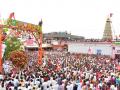 हजारो भाविकांची उपस्थितीत अरणमध्ये रंगला ‘श्रीफळहंडी’ सोहळा - Marathi News | Thousands of devotees attend the 'Shreefalahandi' ceremony in the forest | Latest solapur News at Lokmat.com