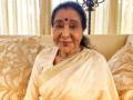 ज्येष्ठ गायिका आशा भोसले यांची प्रकृती चिंताजनक, छातीच्या संसर्गाचा ताण येऊन हृदयविकाराचा झटका - Marathi News | Veteran singer Asha Bhosle's condition is critical, she suffered a heart attack due to the stress of a chest infection, she is being treated by a team of expert doctors in the intensive care unit. | Latest filmy News at Lokmat.com