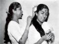 Lata Mangeshkar Birthday Special: या कारणामुळे लता मंगेशकर यांनी तोडले होते बहिणीशी सगळे संबंध - Marathi News | Lata Mangeshkar Birthday Special: lata mangeshkar was not talking asha bhosle for many years | Latest filmy News at Lokmat.com
