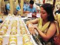 Gold Price Today : सोन्याच्या दरात विक्रमी घसरण; तज्ज्ञ म्हणतात, ज्‍वेलरी खरेदीसाठी सर्वात चांगली वेळ - Marathi News | Gold Price Today gold silver price 18th may gold price in delhi Record fall in gold prices, experts say best time to buy jewelery | Latest business News at Lokmat.com