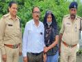 नजर खाली, काकाचा हातात हात...लग्नासाठी आलेली ५ स्थळे नाकारणारी अर्चना तिवारी घरी कशी पोहचली? - Marathi News | Archana Tiwari, who was missing for 13 days in Katni, was handed over to her family by the police | Latest crime News at Lokmat.com