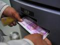RBI चा निर्णय, एटीएममधून हद्दपार होतेय 2 हजार रुपयांची नोट - Marathi News | RBI decision to withdraw ATMs from Rs 2,000 note in kanpur | Latest business News at Lokmat.com