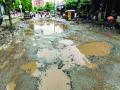 कल्याण शहरातील डांबरी रस्त्यांची चाळण; वाहनचालकांची कसरत - Marathi News | Asphalt roads in Kalyan city; Driving exercise | Latest thane News at Lokmat.com