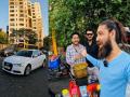 कोण आहेत 'हे' २ तरूण? जे मुंबईच्या लोखंडवालामध्ये चक्क Audi Car मधून चहा विकतात - Marathi News | Who are 'these' 2 young men? Who sells tea from an Audi car in Mumbai's Lokhandwala area | Latest jarahatke News at Lokmat.com