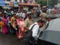 बेस्ट बस संप : प्रवाशांच्या मदतीला पोलीस आले धावून - Marathi News | Best bus stop: Police came to help the passengers | Latest maharashtra News at Lokmat.com