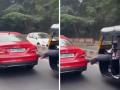 पुण्यात काही घडू शकतं...! शक्तीमान रिक्षावाला; चक्क मारतोय मर्सिडीज गाडीला धक्का, पहा व्हिडिओ... - Marathi News | Something can happen in Pune A Mercedes car hits a rickshaw puller watch the video... | Latest pune News at Lokmat.com
