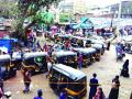 मोकळ्या रस्त्यावर रिक्षांचे अतिक्रमण - Marathi News | Racquet encroachment on the free roads | Latest thane News at Lokmat.com