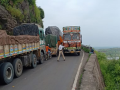 औट्रम घाटातून जड वाहतूकीस बंदीनंतर पर्यायी रस्ताही खराब; आता 'या' मार्गे वाहतूक वळणार - Marathi News | Outram Ghat closed for heavy traffic, alternative road also bad; Now the traffic is diverted through this way | Latest chhatrapati-sambhajinagar News at Lokmat.com