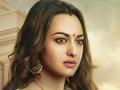 Watch Viral Video : हातात बेडया; काय सोनाक्षी सिन्हाला झाली अटक? - Marathi News | sonakshi sinha arrested by police watch viral video | Latest filmy News at Lokmat.com