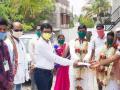नव वधूवरांनी केला प्रशासनाला आहेर; कोव्हिड सेंटरलाही केली मदत - Marathi News | The newlyweds feed the administration; He also helped the Covid Center | Latest solapur News at Lokmat.com