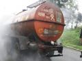 नवापूरनजीक रसायनचा टँकरला गळती - Marathi News | Newcomer Chemistry of Tanker Leakage | Latest nandurbar News at Lokmat.com