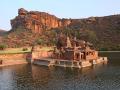 ऐतिहासिक आणि भव्य ठिकाणांसाठी ओळखलं जातं कर्नाटकातील 'बादामी' - Marathi News | Tourist places in badami the city of karnataka | Latest travel News at Lokmat.com