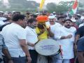 Bharat Jodo Yatra: सांगलीकरांचे ‘भारत जोडो’त संस्कृतीचे दर्शन, राहुल गांधींनी केले ढोलवादन - Marathi News | About 12 thousand workers of 'Join Bharat' Sangli district marched through the route in Hingoli district | Latest sangli News at Lokmat.com