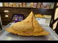बाहुबली समोसा खाऊन मिळवा 71 हजार रूपये बक्षीस, पण आहे एक अट! - Marathi News | Seventy one thousand prize on eating Bahubali samosa of Meerut | Latest jarahatke News at Lokmat.com