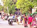 ना मास्क, ना सोशल डिस्टन्सिंग : नियम धाब्यावर बसवित आठवडा बाजार - Marathi News | No masks, no social distance: a weekly market based on rules | Latest sindhudurga News at Lokmat.com