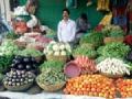 कांद्यासह फळांची आवक २५ टक्क्यांनी घटली, पावसाचा फटका - Marathi News | Fruit arrivals with onion declined by 5% | Latest kolhapur News at Lokmat.com