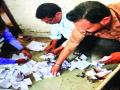 मतपत्रिका जाळल्याने खळबळ, कल्याण कृषी उत्पन्न बाजार समिती निवडणूक - Marathi News | Sensation, voting of Kalyan Agricultural Produce Market Committee, after the ballot burns | Latest thane News at Lokmat.com