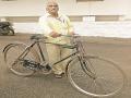 विद्यार्थिदशेपासून सेवानिवृत्तीपर्यंत ३५ वर्षे केला एकाच सायकलवर प्रवास - Marathi News | From college days to retirement BAMU employee spent 35 years on a cycle | Latest chhatrapati-sambhajinagar News at Lokmat.com