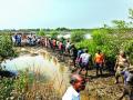 फुटलेल्या बंधा-यांच्या दुरुस्तीचे श्रमदानातून काम - Marathi News | Work from the repair of the broken bonds | Latest raigad News at Lokmat.com