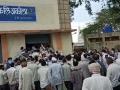 पीएम किसान योजनेचे पैसे काढण्यासाठी बँकेत उसळली गर्दी - Marathi News | Akot : Crowds flock to the bank to withdraw money from the PM Kisan Yojana | Latest akola News at Lokmat.com