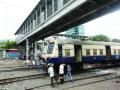 नागरिकांकडून रेल्वेरूळ ओलांडणे सुरूच - Marathi News | The passengers started crossing the train | Latest navi-mumbai News at Lokmat.com