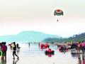 श्रीवर्धन समुद्रकिनाऱ्यावर पर्यटकांची हाउसफुल्ल गर्दी - Marathi News | Hospice crowd of tourists on Shrivardhan beach | Latest raigad News at Lokmat.com