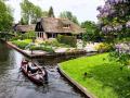 'या' ठिकाणी नाहीत रस्ते, तरीही लोक करतात प्रवास; कसा? घ्या जाणून - Marathi News | giethoorn in Europe is the beautiful place to visit without roads only water transport | Latest travel Photos at Lokmat.com