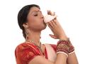 शंखनादामुळे सौंदर्य खुलवण्यासहीत आजारही होतात दूर - Marathi News | health benefits of blowing a shankh | Latest health Photos at Lokmat.com