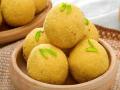 Diwali 2018 : असे तयार करा झटपट खमंग बेसनाचे गोड गोड लाडू! - Marathi News | Diwali 2018 recipe of besan laddoo | Latest food News at Lokmat.com