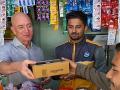 ... जेव्हा अमेझॉनचे संस्थापक जेफ बेझोस किराणा दुकानात येतात - Marathi News | ... when Amazon founder Jeff Bezos comes to the grocery kirana store in mumbai | Latest mumbai News at Lokmat.com