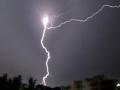 वीज कोसळली अन् क्षणात महिलेने गमावली दृष्टी - Marathi News | Woman working in a field lost her sight due to lightning in Bhandara | Latest bhandara News at Lokmat.com