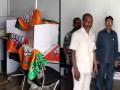 VIDEO:कॉंग्रेस मुख्यालयात सापडले भाजपचे झेंडे; कार्यकर्त्यांमध्ये उडाली एकच खळबळ  - Marathi News | Bharatiya Janata Party flags have been found at the Congress headquarters in Lucknow, Uttar Pradesh | Latest social-viral News at Lokmat.com