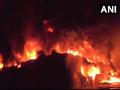 भिवंडीमधील गुंदवली परिसरातील गोडाऊनला भीषण आग - Marathi News | A huge fire in Godown in Bhiwandi's Gundavli area | Latest thane News at Lokmat.com