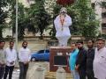 अखेर त्या पुतळ्याची सामाजिक कार्यकर्त्यांकडून स्वच्छता - Marathi News | eventually the statue was cleaned by social workers | Latest maharashtra News at Lokmat.com