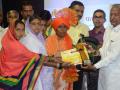 सरपंच स्मिता भामरे यांना पर्यावरण संवर्धन पुरस्कार - Marathi News |  Environmental Promotion Award for Sarpanch Smita Bhamre | Latest dhule News at Lokmat.com
