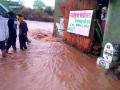 भोलाणे गावात पावसाचे पाणी शिरले अनेक घरात - Marathi News |  Rain fall in Bholane village in many houses | Latest jalgaon News at Lokmat.com