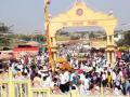 नवलच ; या गावात एकमेकांवर दगड उधळून करतात यात्रा साजरी - Marathi News | Navalch; Celebrate the journey that sparks stones in this village | Latest solapur News at Lokmat.com