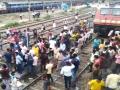 भुसावळ स्थानकावर गाड्या खोळंबल्याने प्रवाशांचा संताप - Marathi News | train stop at Bhusaval station Passengers rage | Latest jalgaon News at Lokmat.com