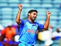 मलाच माहीत नाही, चेंडू स्विंग कसा होतोय? : भुवनेश्वर कुमार   - Marathi News | Bhuvneshwar Kumar very surprised to see white ball swing for long india england t20 | Latest cricket News at Lokmat.com